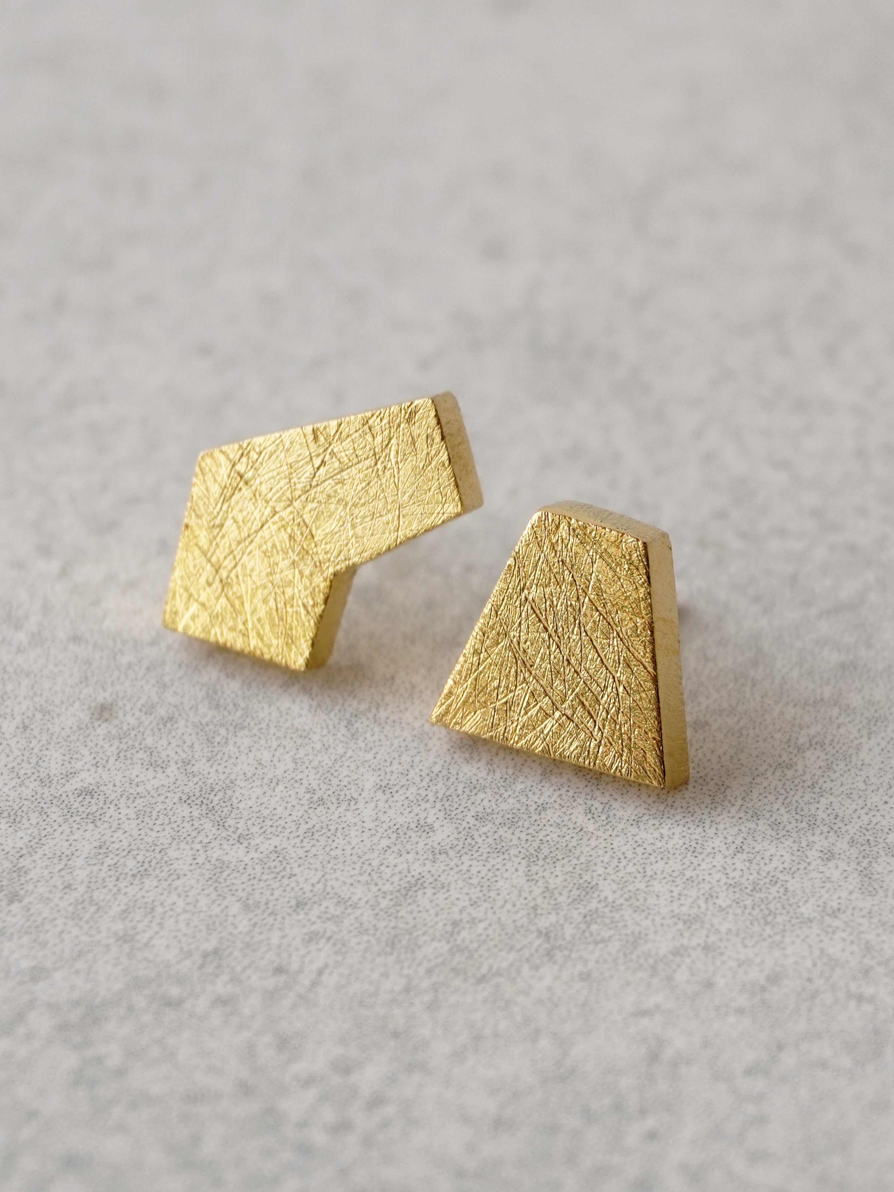 Sakondu Studs