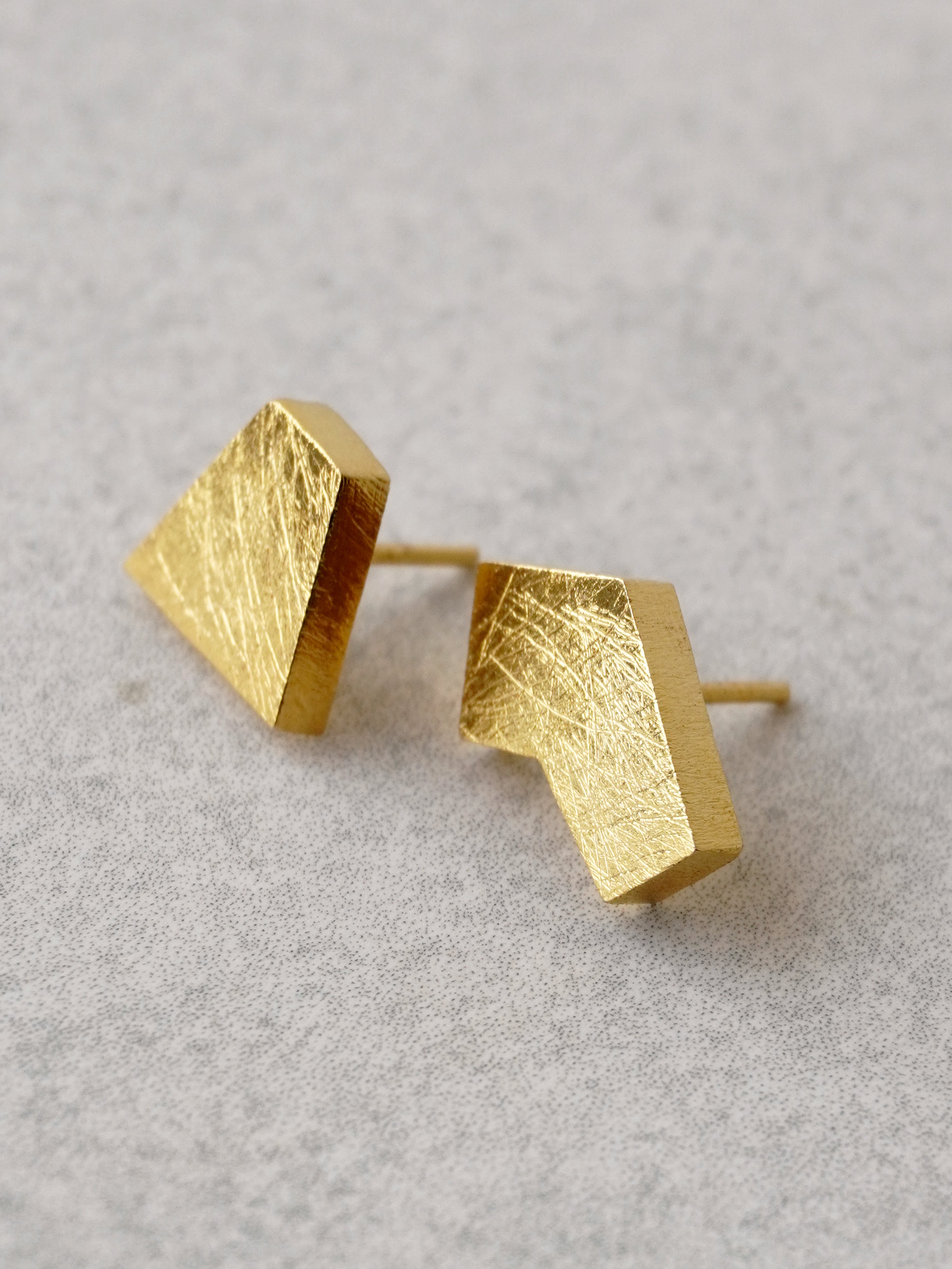 Sakondu Studs