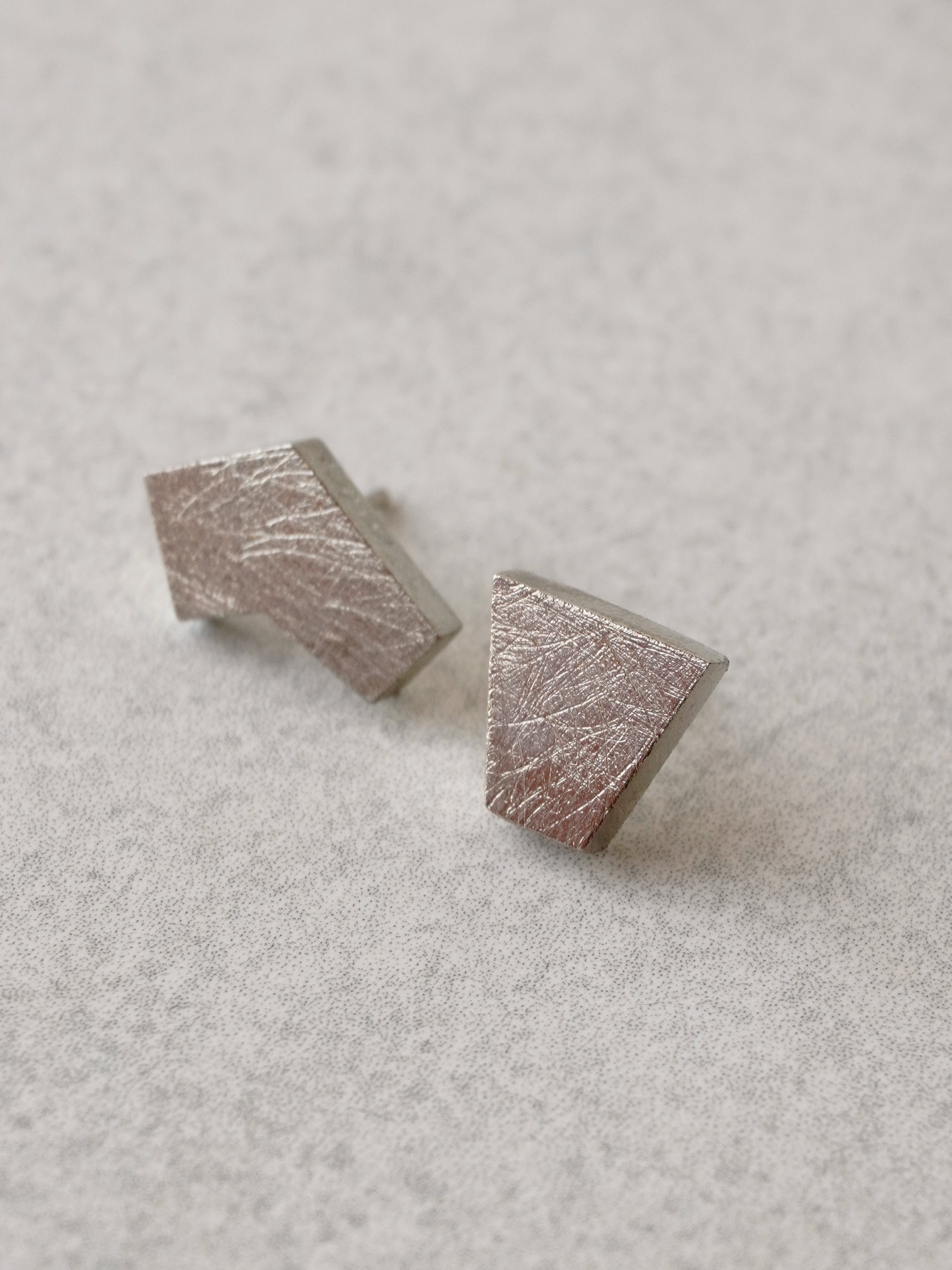 Sakondu Studs