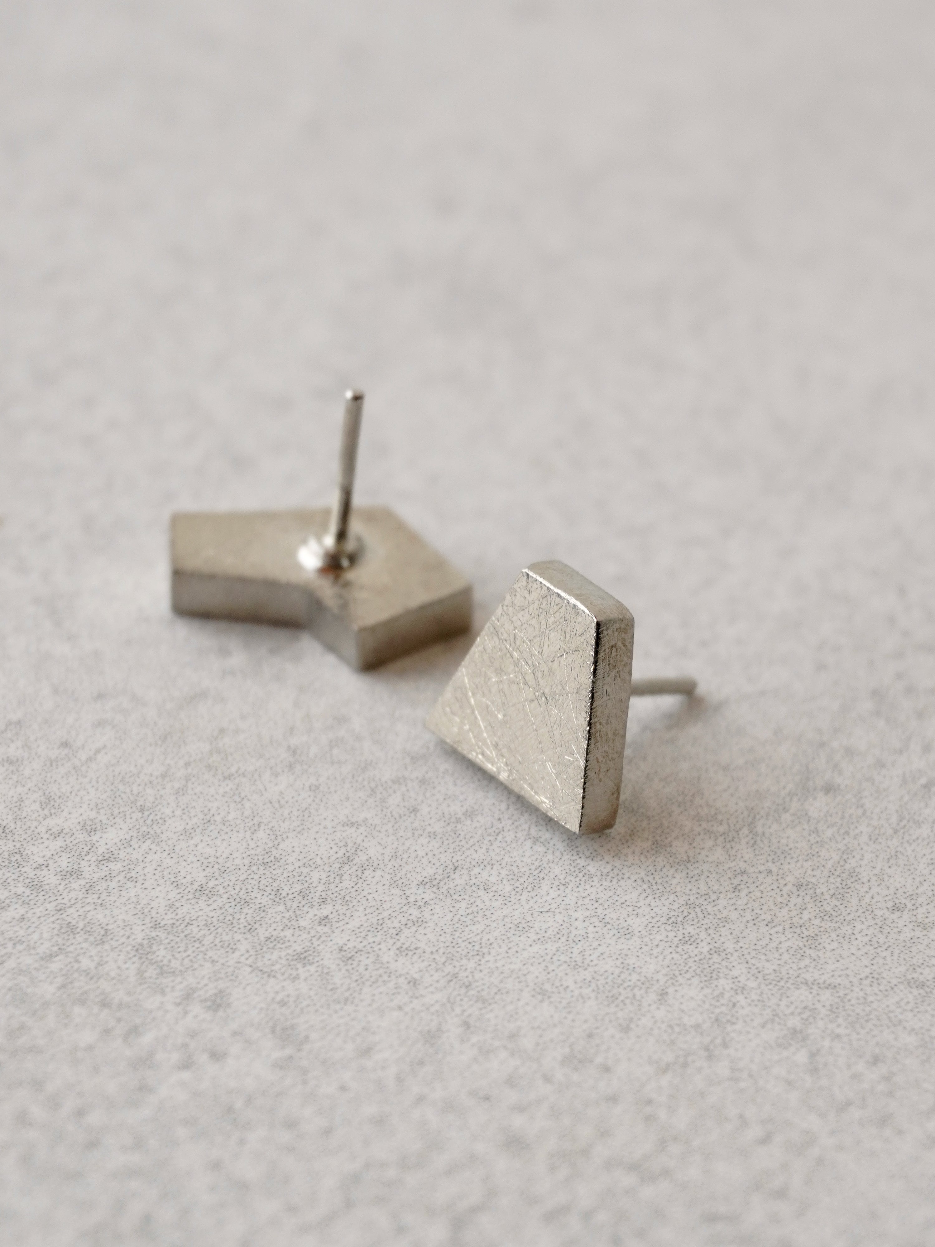 Sakondu Studs