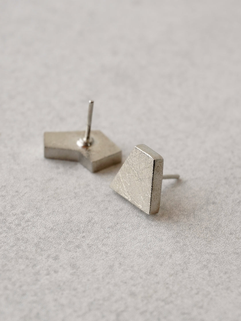 Sakondu Studs